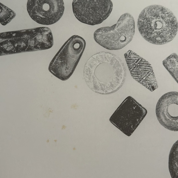 The History of Beads: From 30,000 B.C. to the Present Hardcover Book - Picture 5 of 6